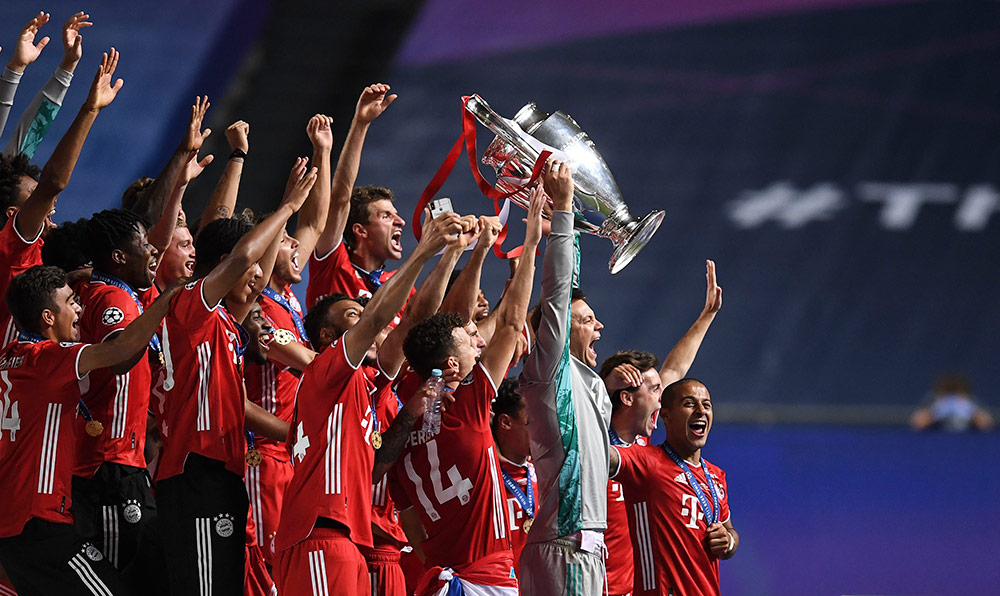 Momen Bayern Munchen Angkat Trofi Liga Champions