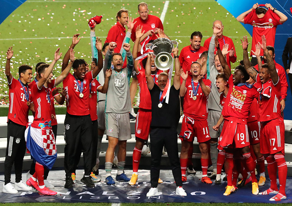 Momen Bayern Munchen Angkat Trofi Liga Champions