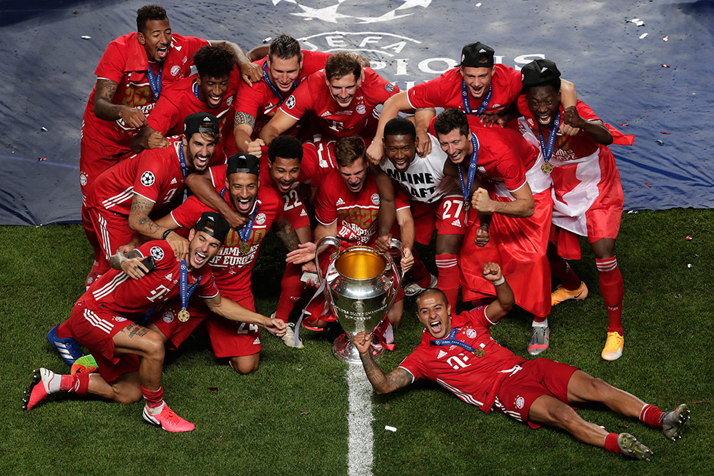 Momen Bayern Munchen Angkat Trofi Liga Champions