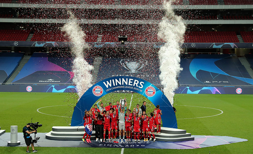 Momen Bayern Munchen Angkat Trofi Liga Champions