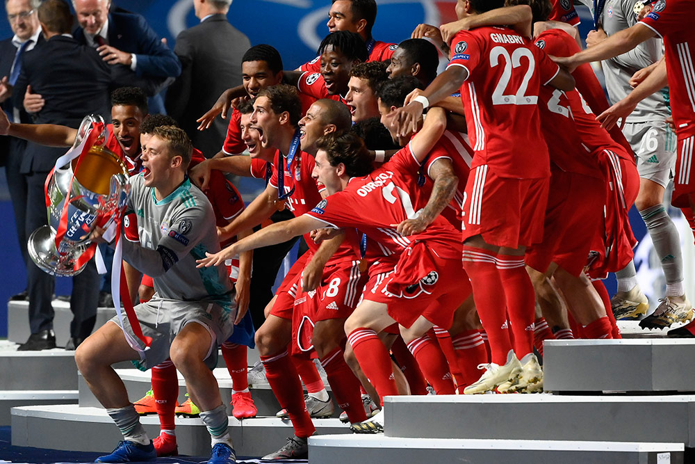 Momen Bayern Munchen Angkat Trofi Liga Champions