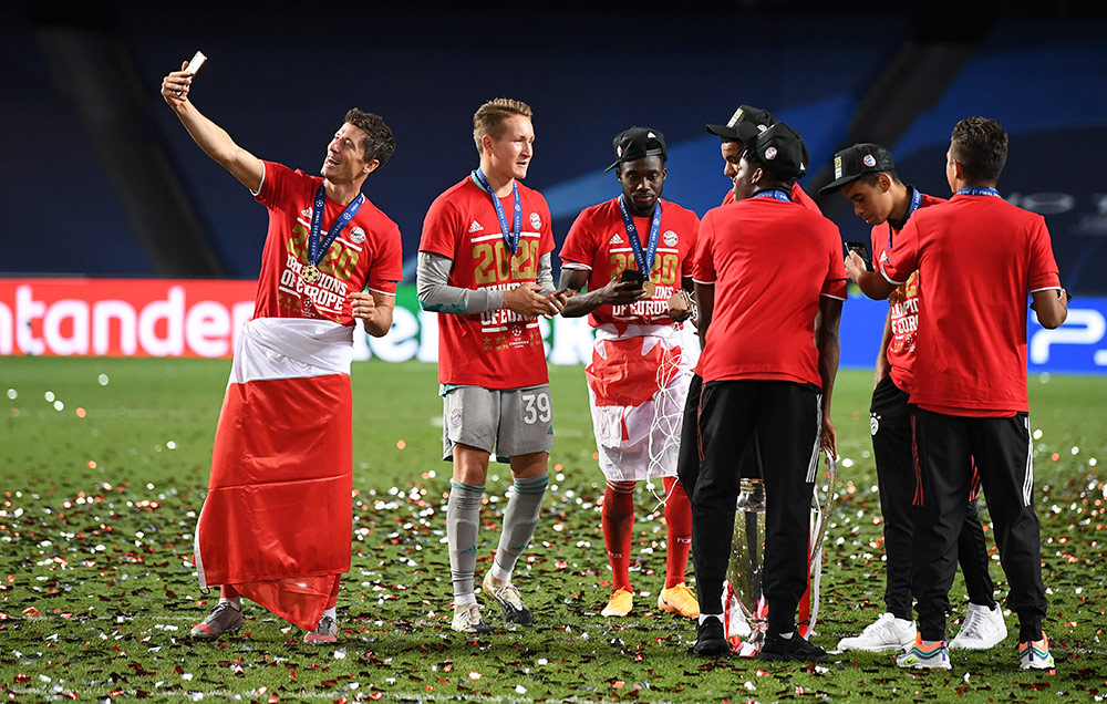 Momen Bayern Munchen Angkat Trofi Liga Champions