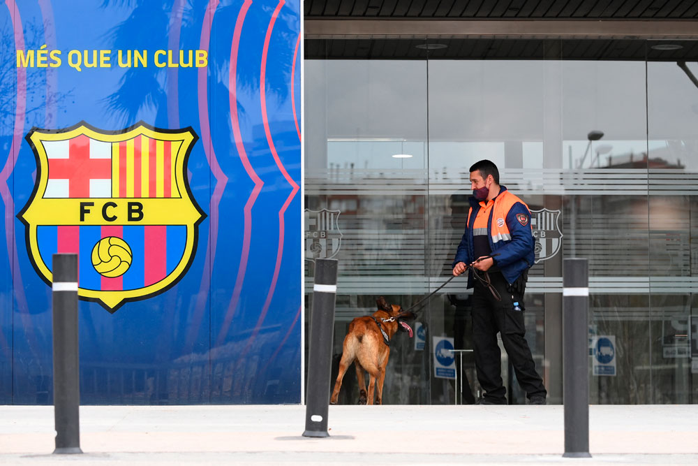 Foto Suasana Kantor Barcelona Saat Digeledah Polisi