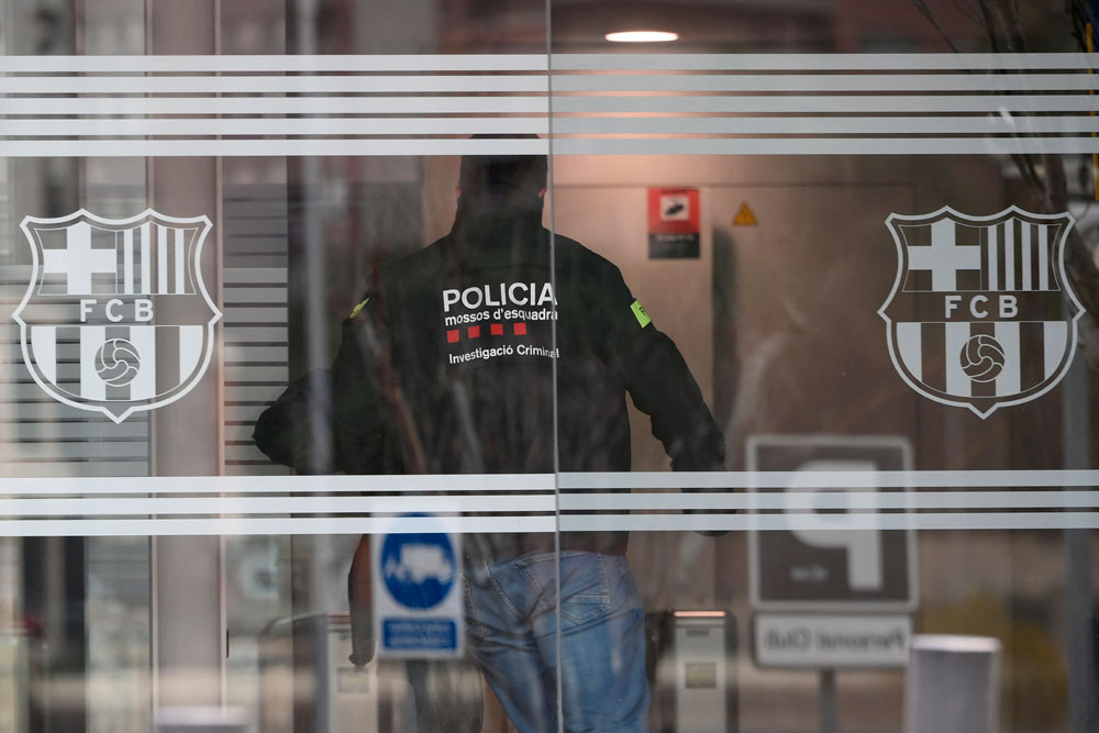 Foto Suasana Kantor Barcelona Saat Digeledah Polisi