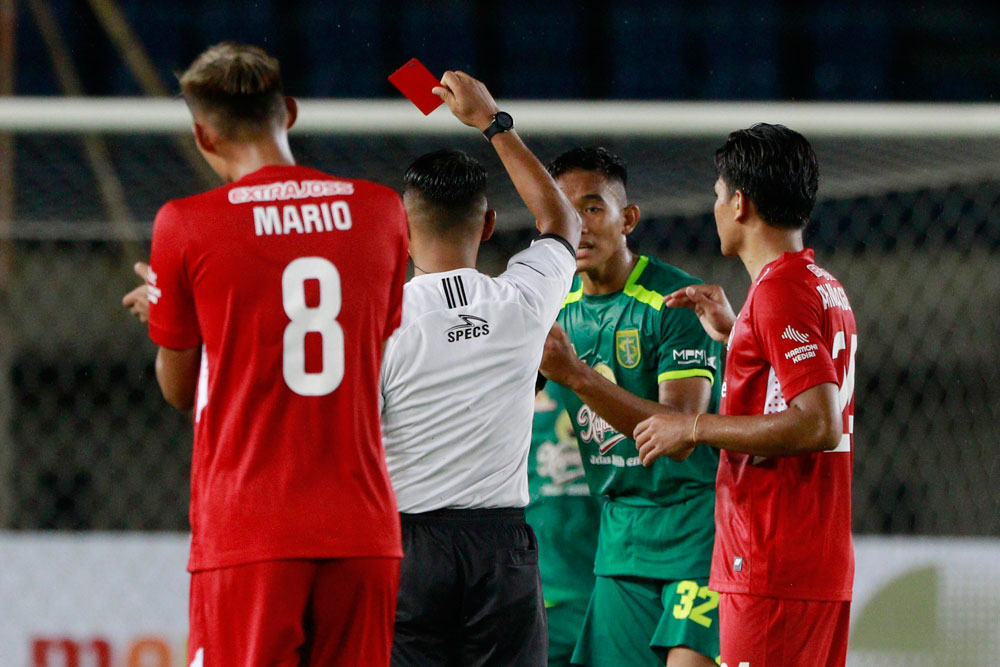 Foto: Diwarnai 3 Penalti, 10 Pemain Persebaya Bungkam Persik Kediri