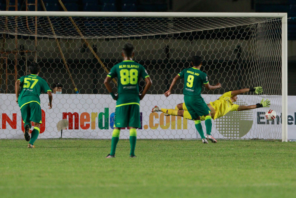 Foto: Diwarnai 3 Penalti, 10 Pemain Persebaya Bungkam Persik Kediri