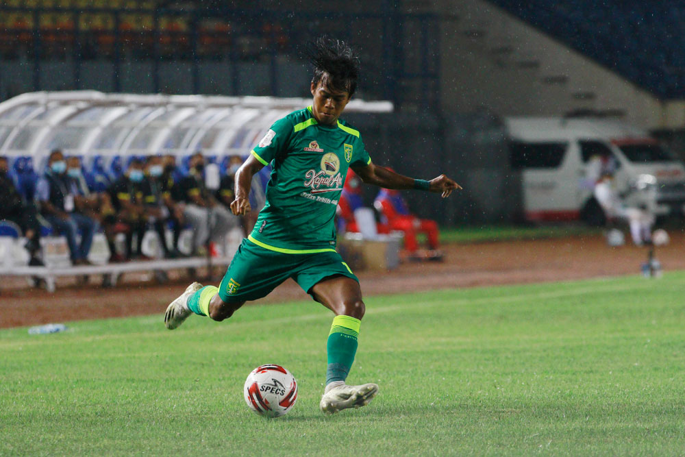 Foto: Diwarnai 3 Penalti, 10 Pemain Persebaya Bungkam Persik Kediri