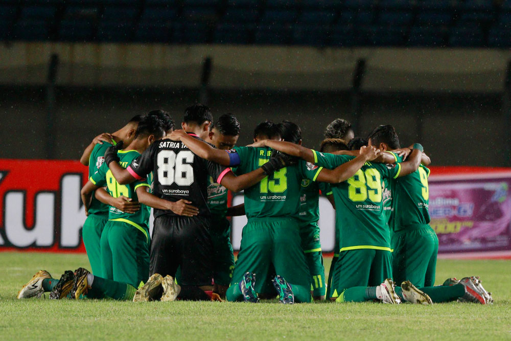 Foto: Diwarnai 3 Penalti, 10 Pemain Persebaya Bungkam Persik Kediri