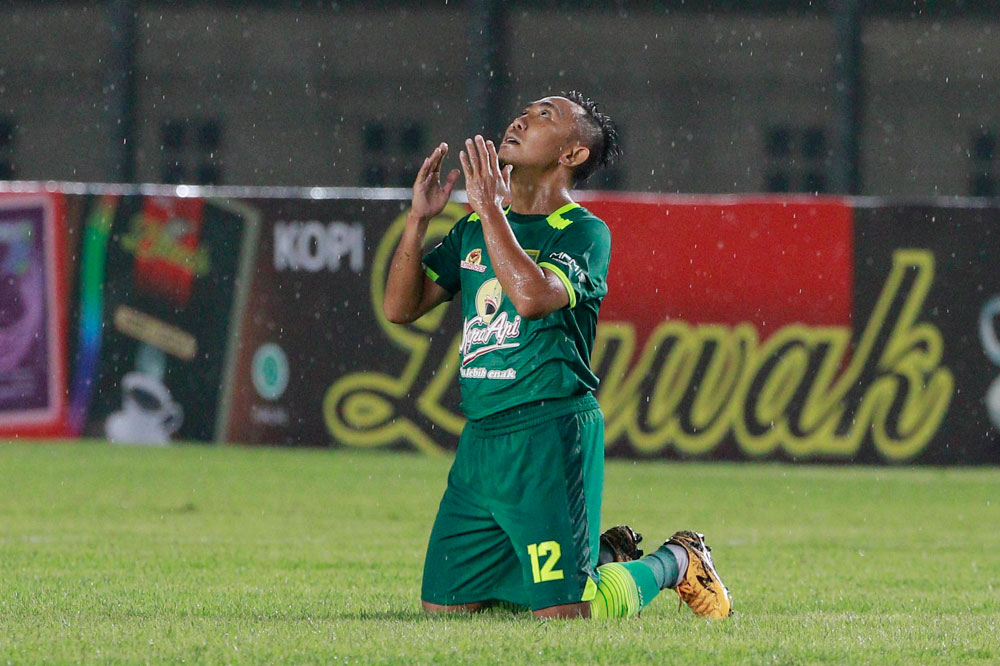 Foto: Diwarnai 3 Penalti, 10 Pemain Persebaya Bungkam Persik Kediri