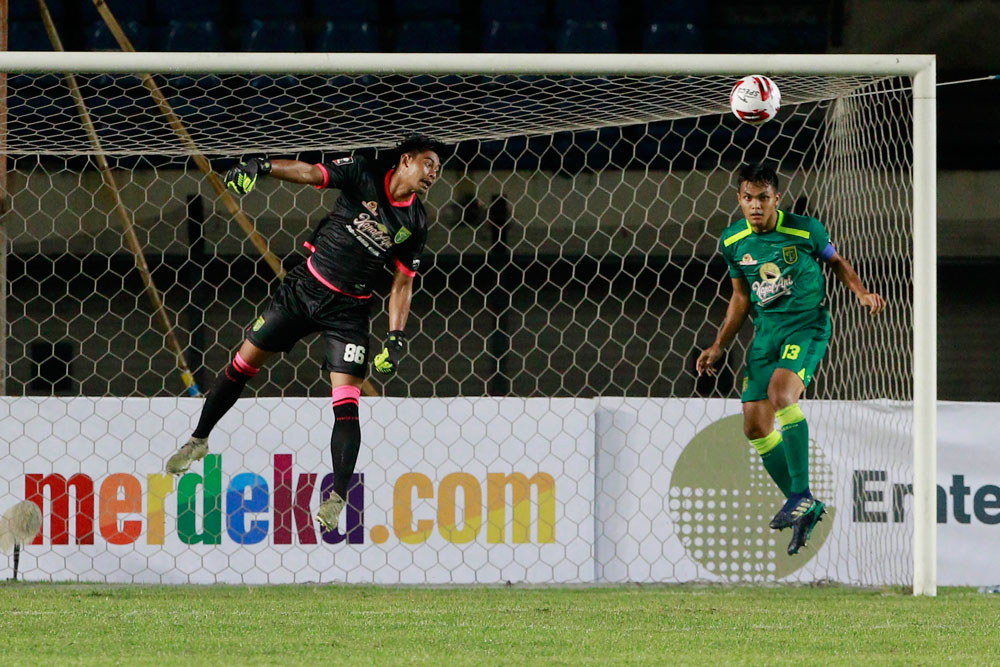 Foto: Diwarnai 3 Penalti, 10 Pemain Persebaya Bungkam Persik Kediri Foto: Diwarnai 3 Penalti, 10 Pemain Persebaya Bungkam Persik Kediri