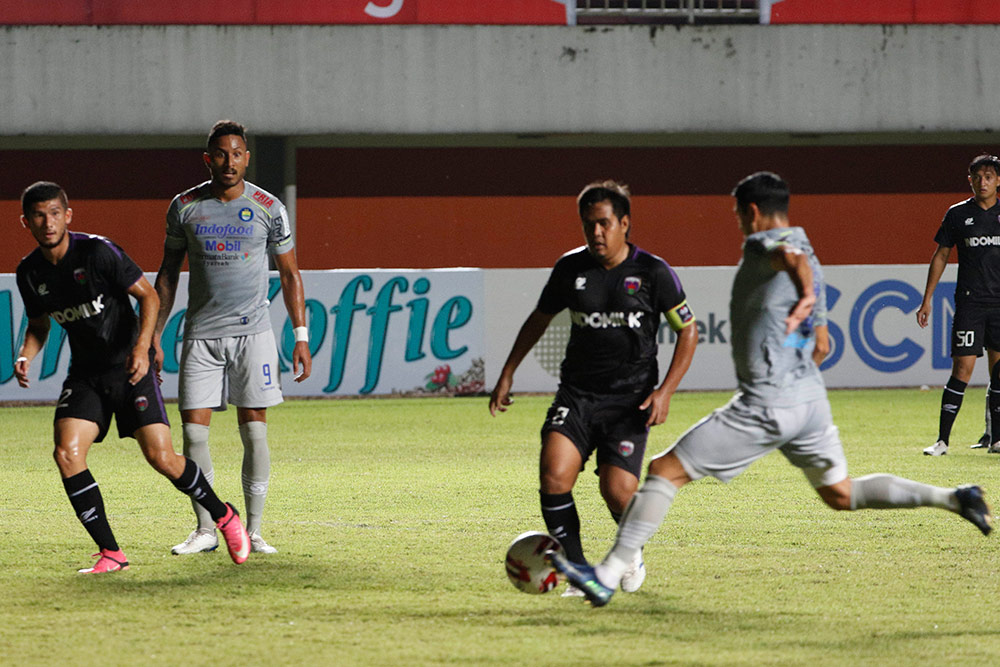 Ezra Walian Cetak Gol, Persib Hajar Persita Tangerang