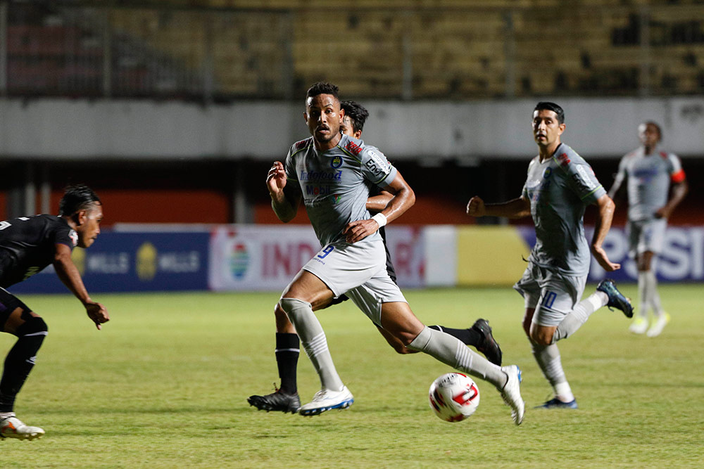 Ezra Walian Cetak Gol, Persib Hajar Persita Tangerang