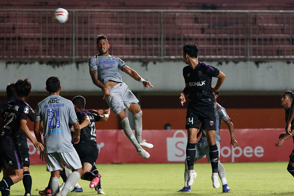 Ezra Walian Cetak Gol, Persib Hajar Persita Tangerang