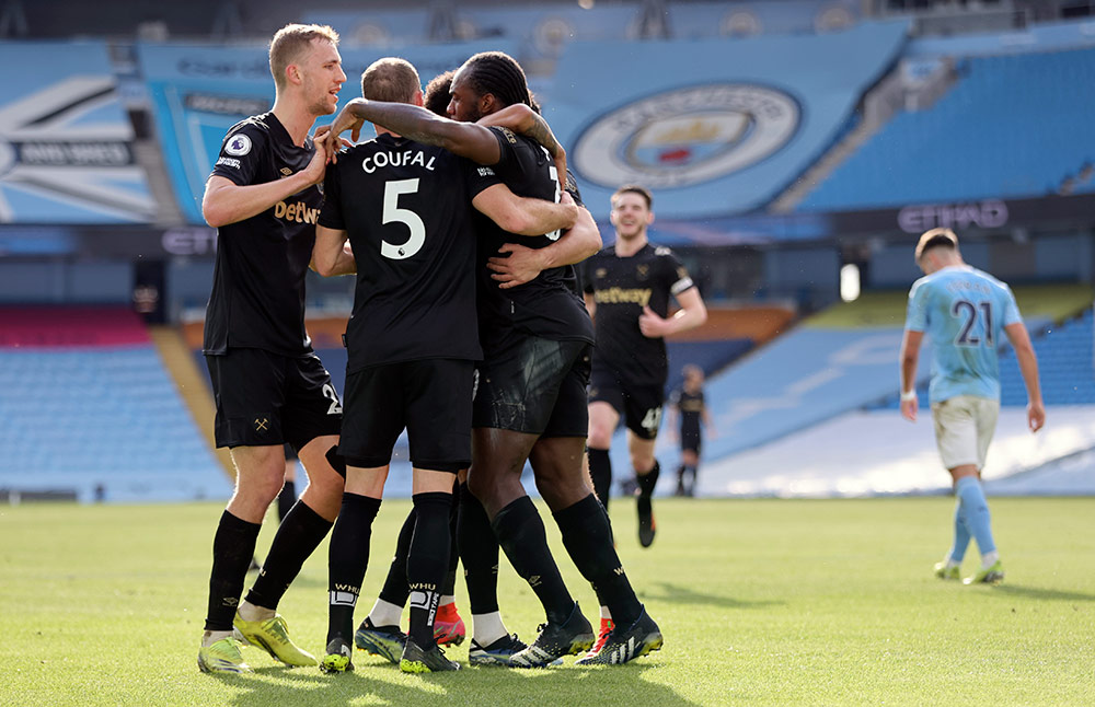 Duo Bek jadi Bintang Kemenangan Manchester City