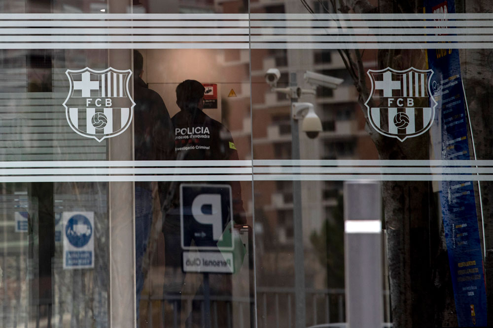 Foto Suasana Kantor Barcelona Saat Digeledah Polisi