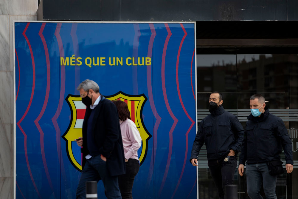 Foto Suasana Kantor Barcelona Saat Digeledah Polisi