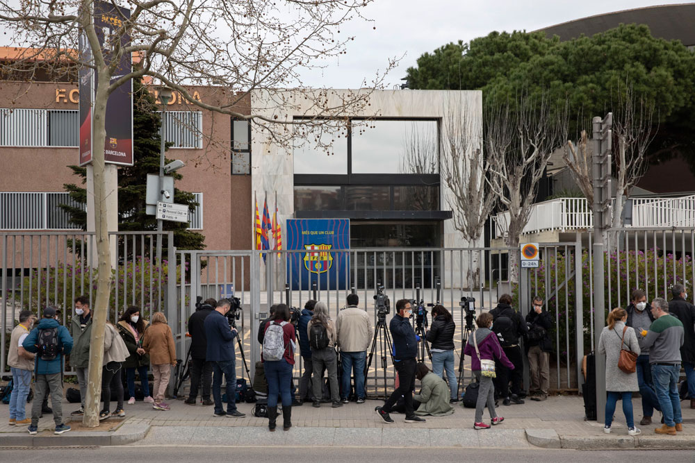 Foto Suasana Kantor Barcelona Saat Digeledah Polisi