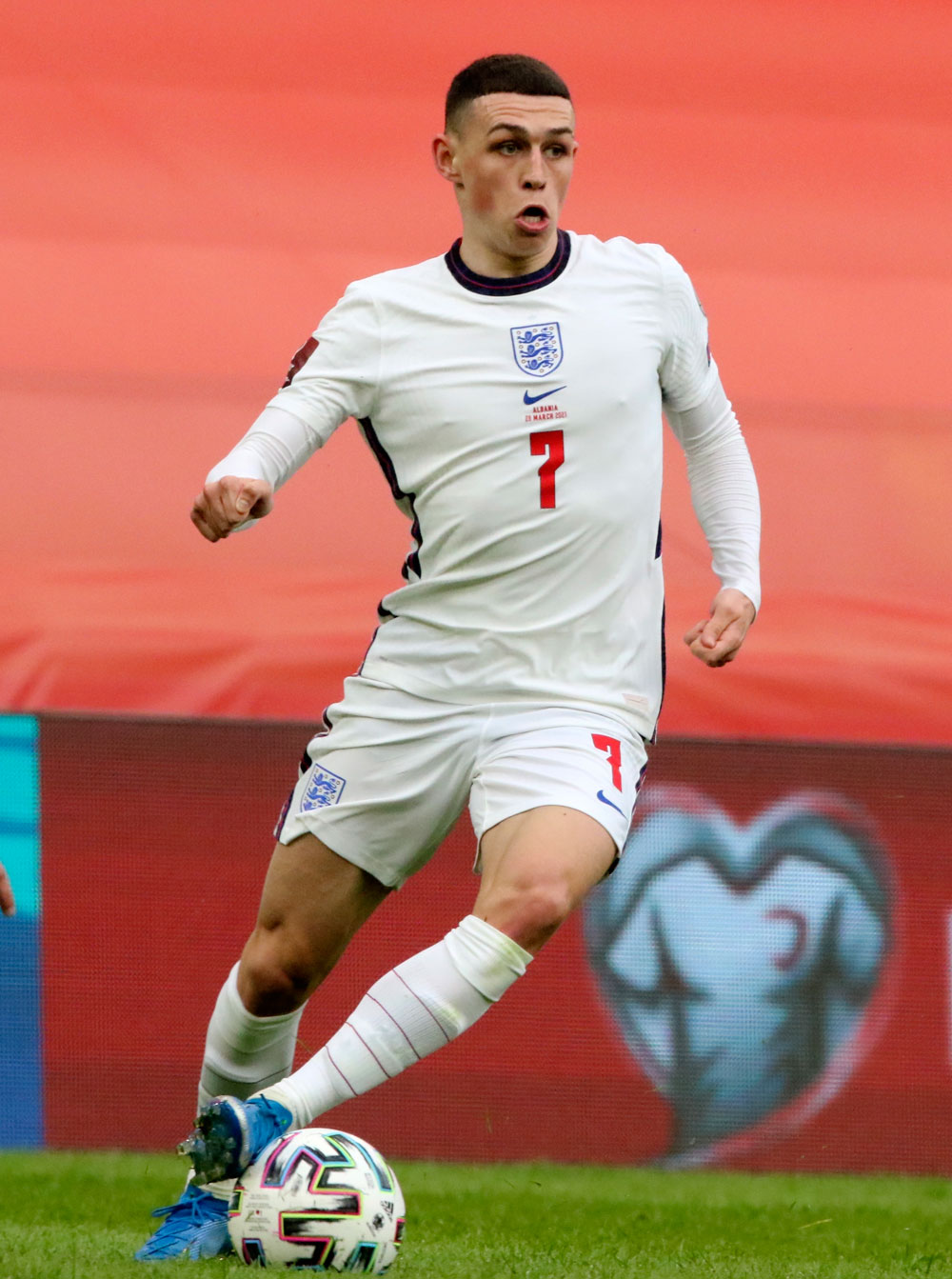 Kane dan Mount Bersinar, Inggris Gilas Albania