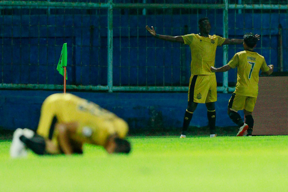 Dramatis, Persija Lolos Sebagai Juara Grup B