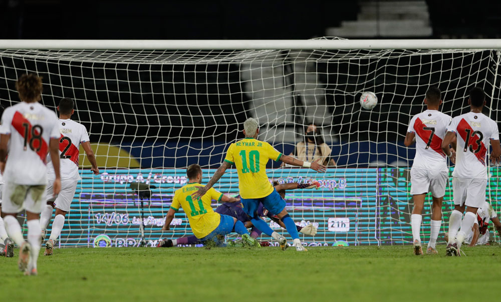 Brasil Pesta Gol ke Gawang Peru