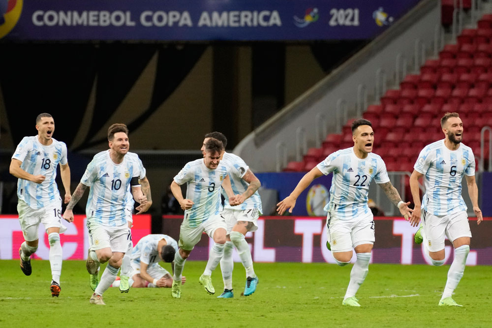 Emiliano Martinez Tokcer di Adu Penalti, Argentina ke Final Copa America 2021