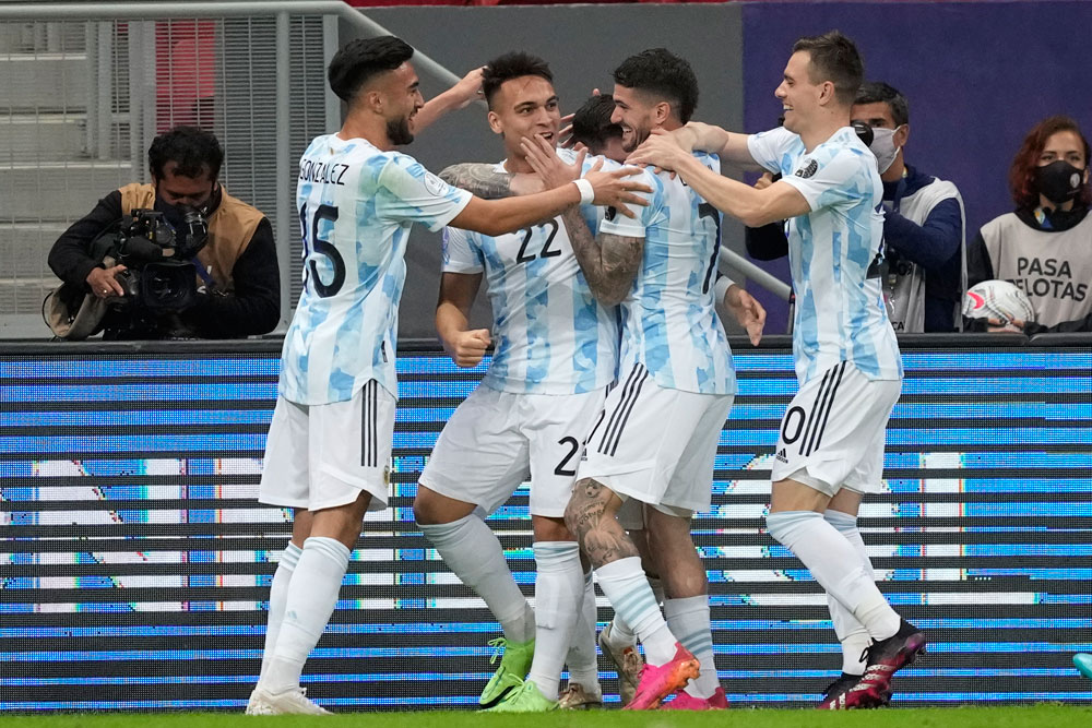 Emiliano Martinez Tokcer di Adu Penalti, Argentina ke Final Copa America 2021