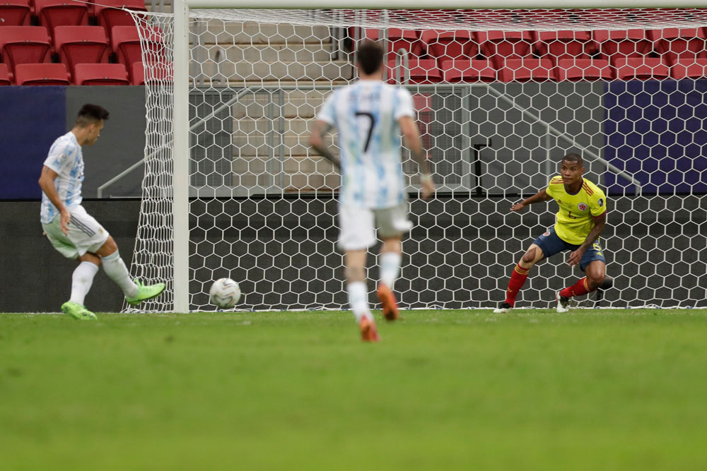 Emiliano Martinez Tokcer di Adu Penalti, Argentina ke Final Copa America 2021