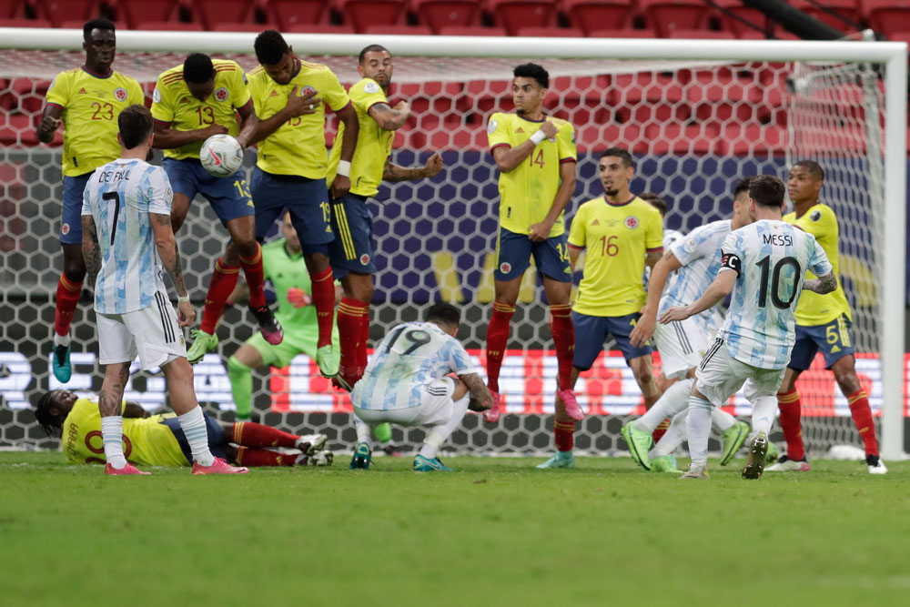 Emiliano Martinez Tokcer di Adu Penalti, Argentina ke Final Copa America 2021