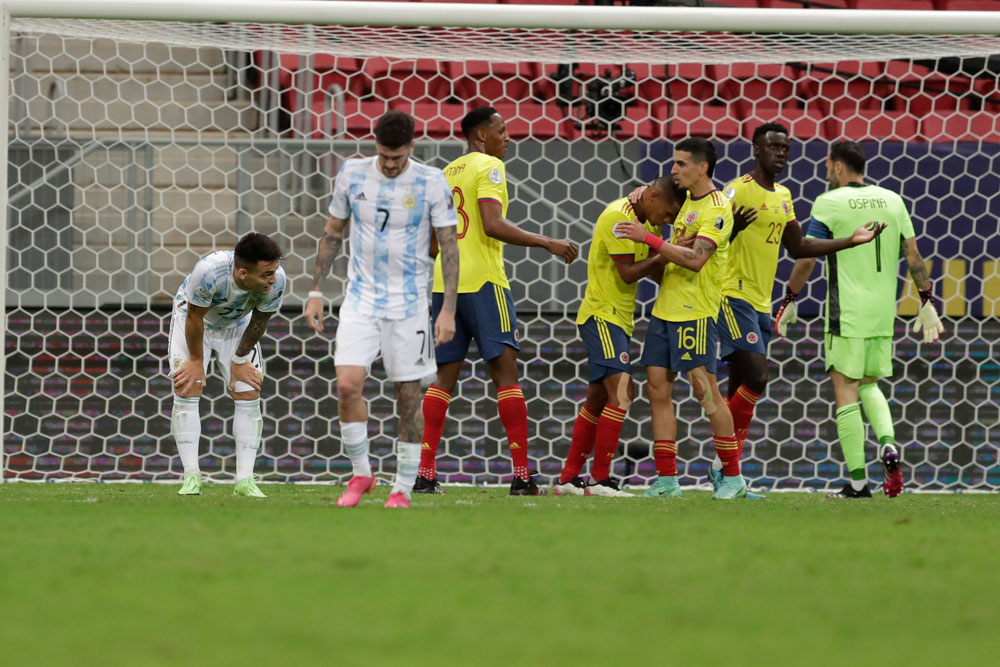 Emiliano Martinez Tokcer di Adu Penalti, Argentina ke Final Copa America 2021