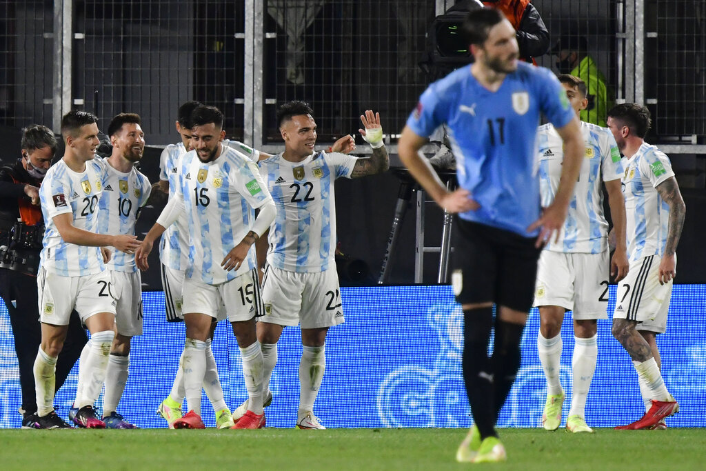 Lionel Messi Pimpin Argentina Sikat Uruguay