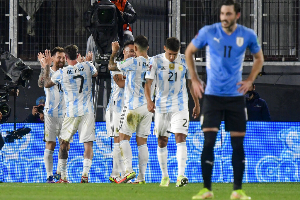 Lionel Messi Pimpin Argentina Sikat Uruguay