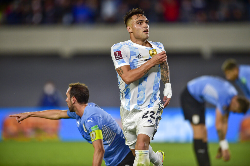 Lionel Messi Pimpin Argentina Sikat Uruguay