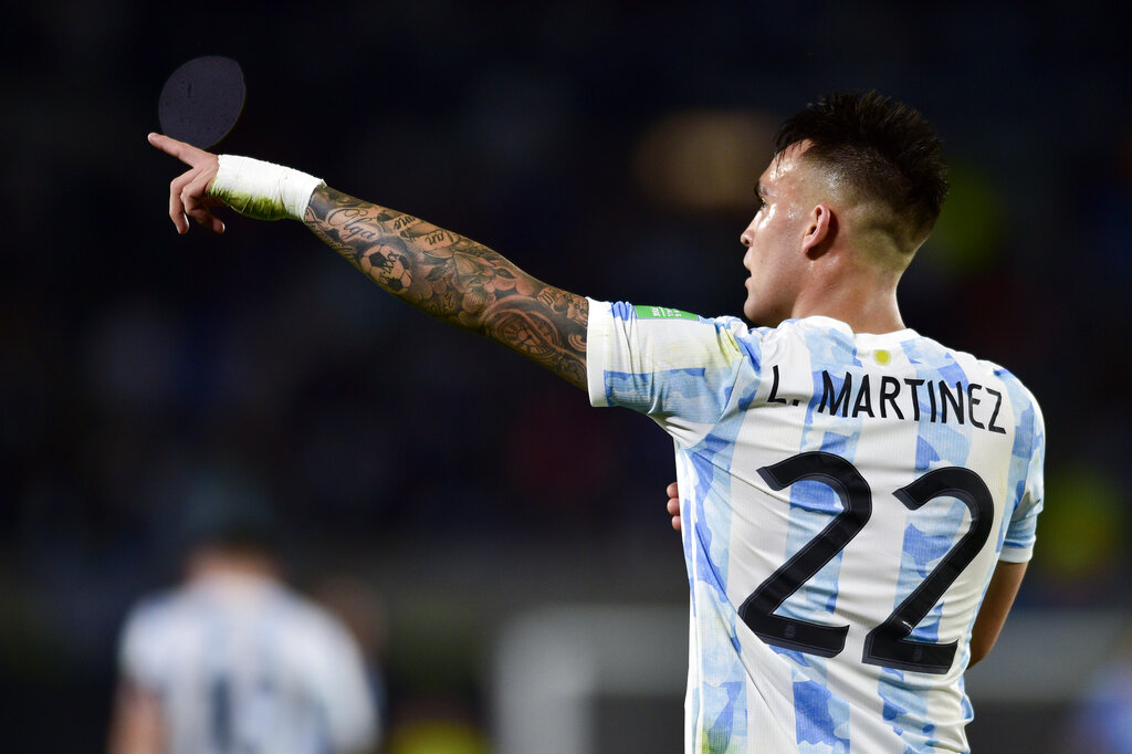 Lionel Messi Pimpin Argentina Sikat Uruguay