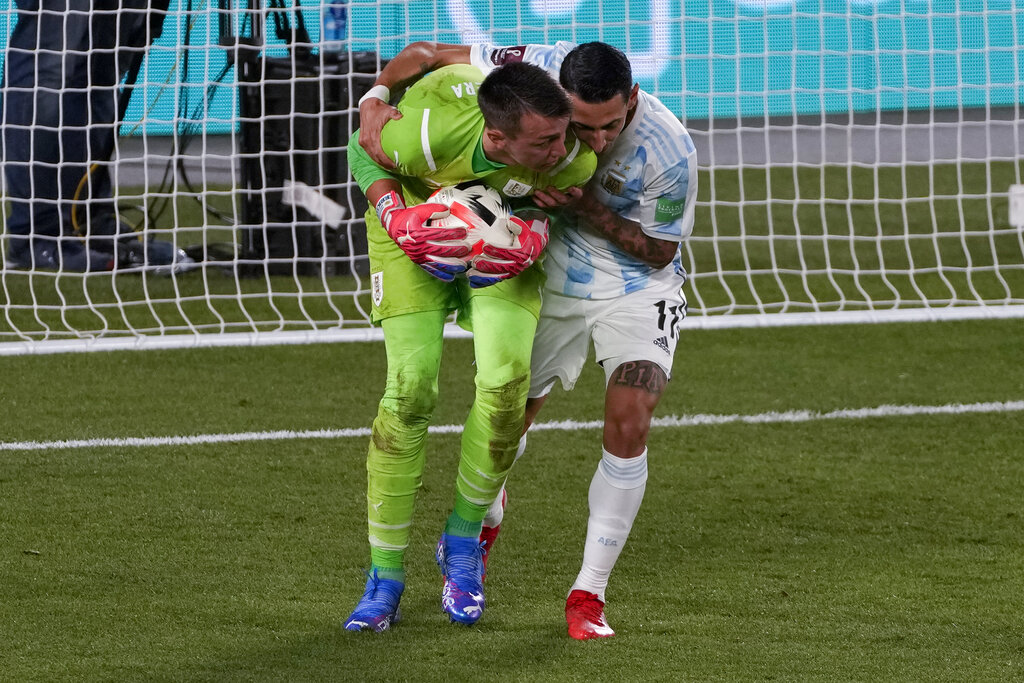 Lionel Messi Pimpin Argentina Sikat Uruguay