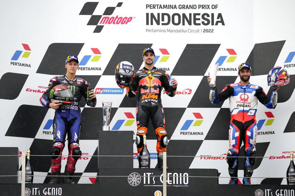 Momen Sumringah Miguel Oliveira Terima Trofi dari Presiden Joko Widodo di MotoGP Mandalika 2022