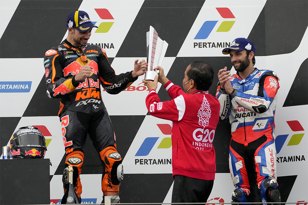 Momen Sumringah Miguel Oliveira Terima Trofi dari Presiden Joko Widodo di MotoGP Mandalika 2022