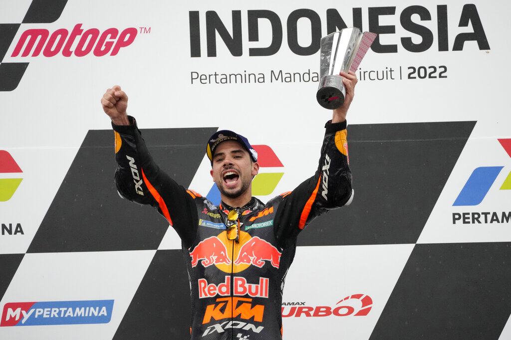 Momen Sumringah Miguel Oliveira Terima Trofi dari Presiden Joko Widodo di MotoGP Mandalika 2022