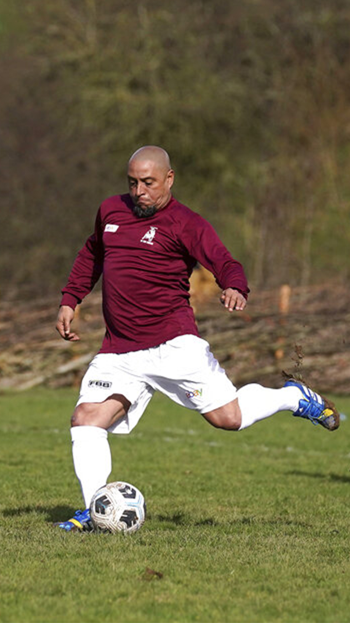 Aksi Roberto Carlos main Tarkam Bersama Bull In The Barne United di Sunday League