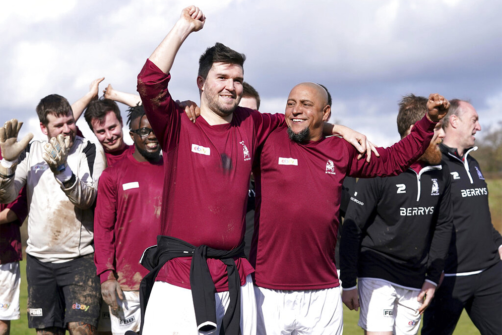 Aksi Roberto Carlos main Tarkam Bersama Bull In The Barne United di Sunday League