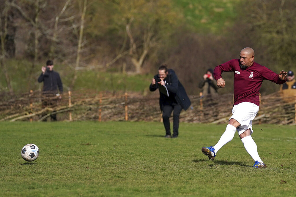 Aksi Roberto Carlos main Tarkam Bersama Bull In The Barne United di Sunday League