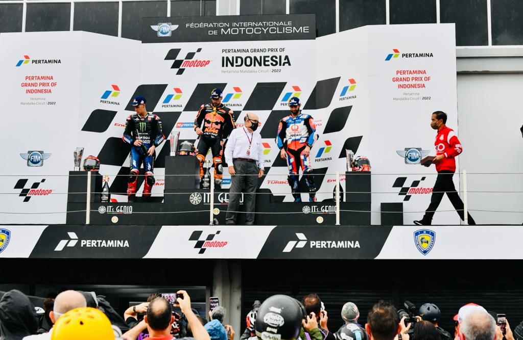 Momen Sumringah Miguel Oliveira Terima Trofi dari Presiden Joko Widodo di MotoGP Mandalika 2022