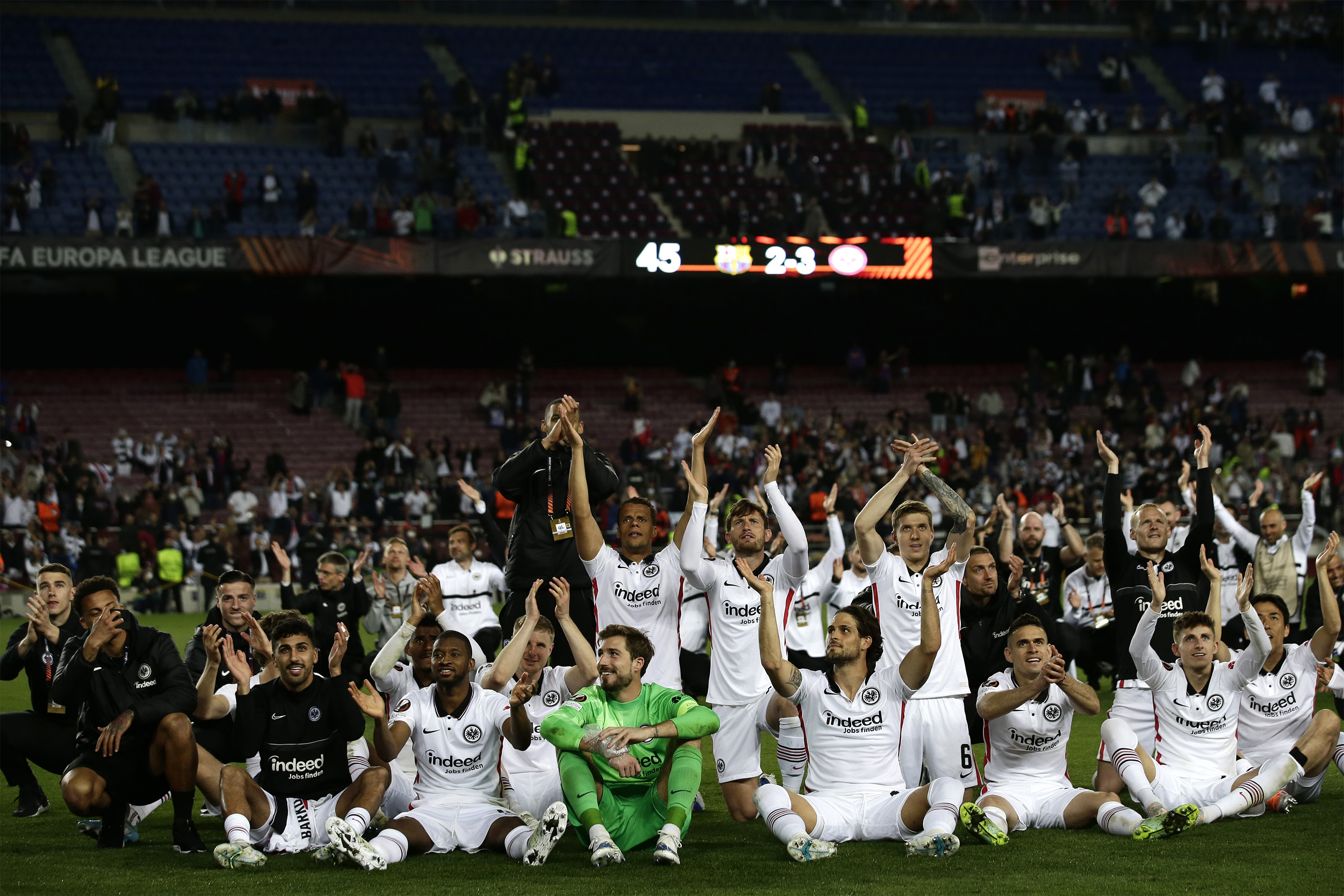 Momen Ketika Stadion Milik Barcelona Dipenuhi Suporter Eintracht Frankfurt
