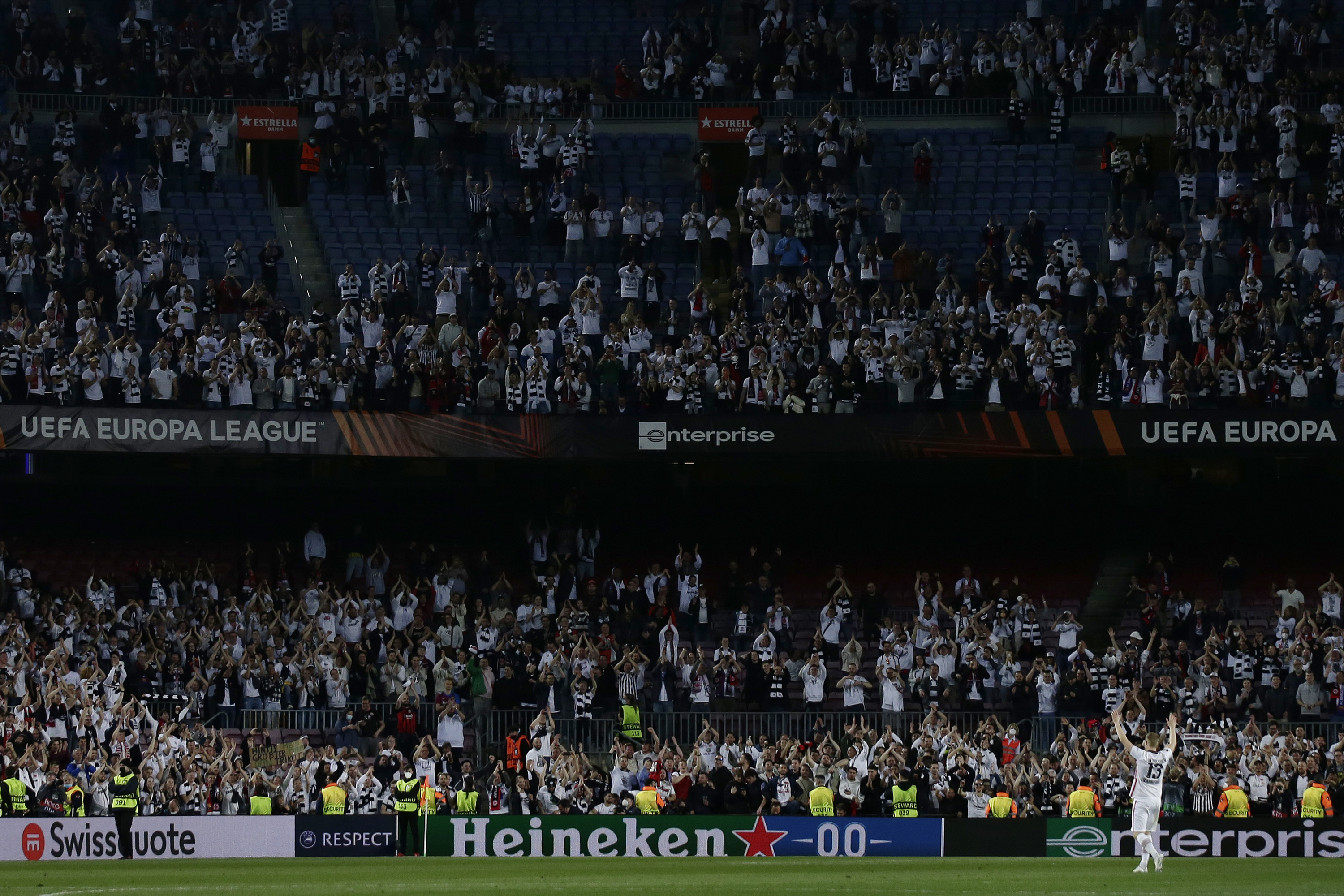 Momen Ketika Stadion Milik Barcelona Dipenuhi Suporter Eintracht Frankfurt
