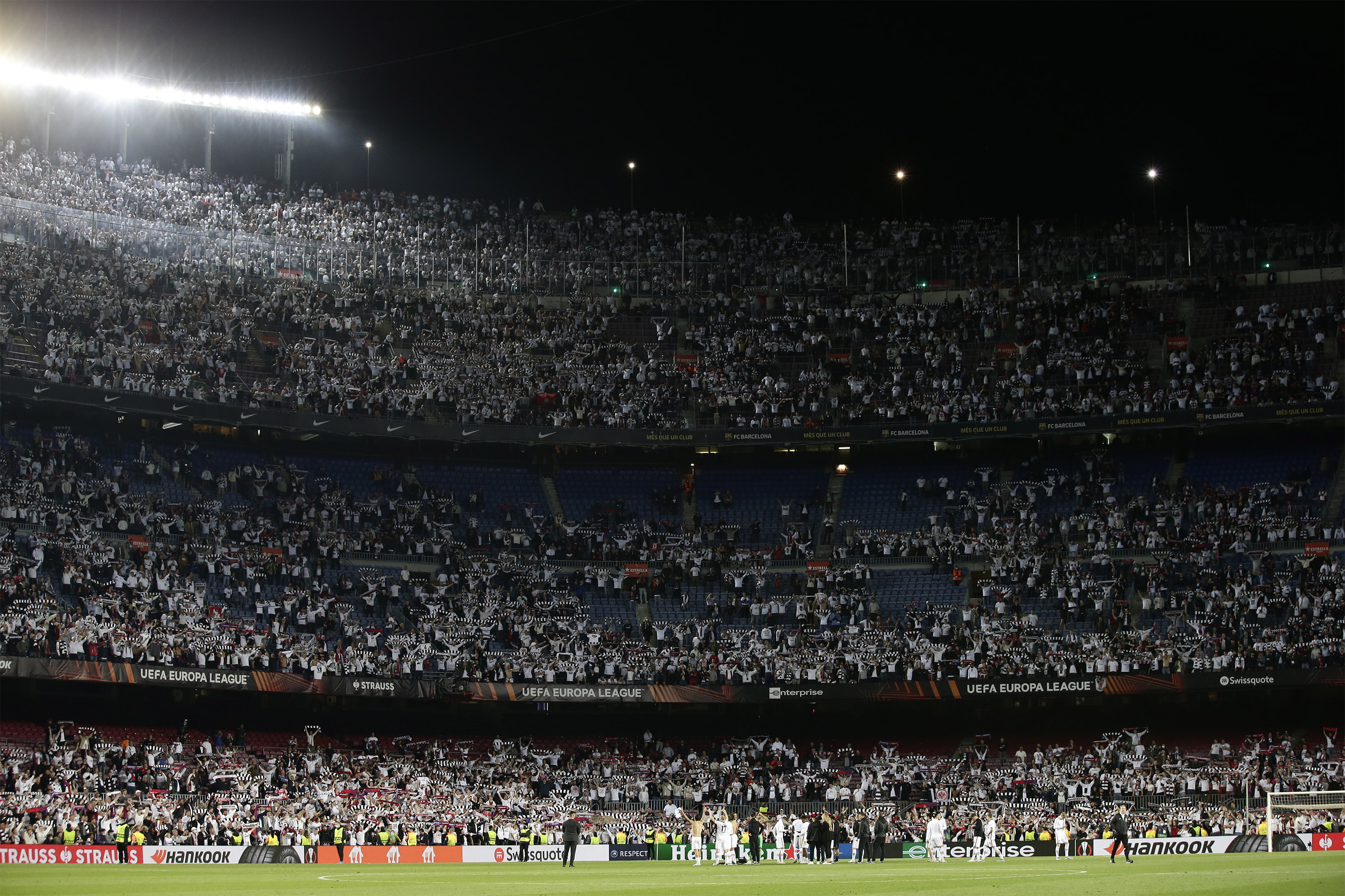 Momen Ketika Stadion Milik Barcelona Dipenuhi Suporter Eintracht Frankfurt