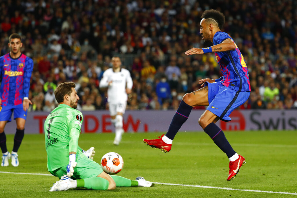 Senangnya Kiper Eintracht Frankfurt Dapat Hadiah dari Model Asal Brasil usai Menyingkirkan Barcelona