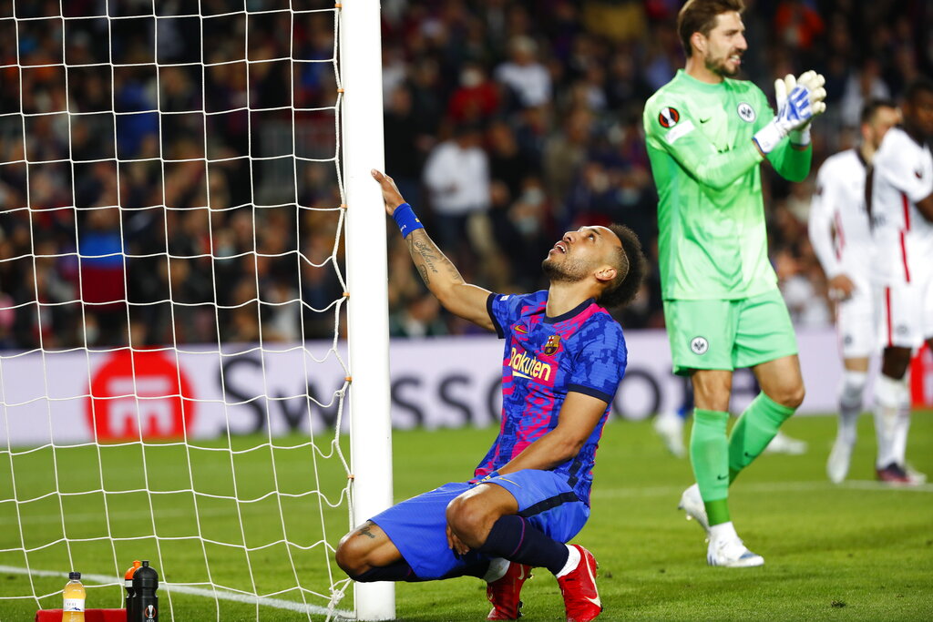 Senangnya Kiper Eintracht Frankfurt Dapat Hadiah dari Model Asal Brasil usai Menyingkirkan Barcelona