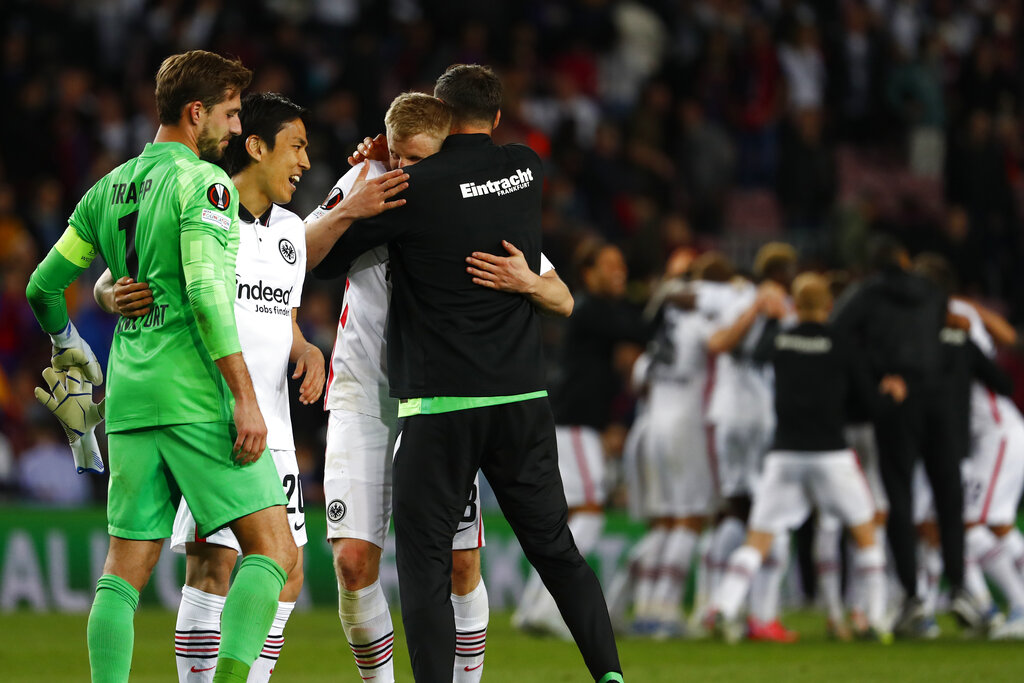 Senangnya Kiper Eintracht Frankfurt Dapat Hadiah dari Model Asal Brasil usai Menyingkirkan Barcelona