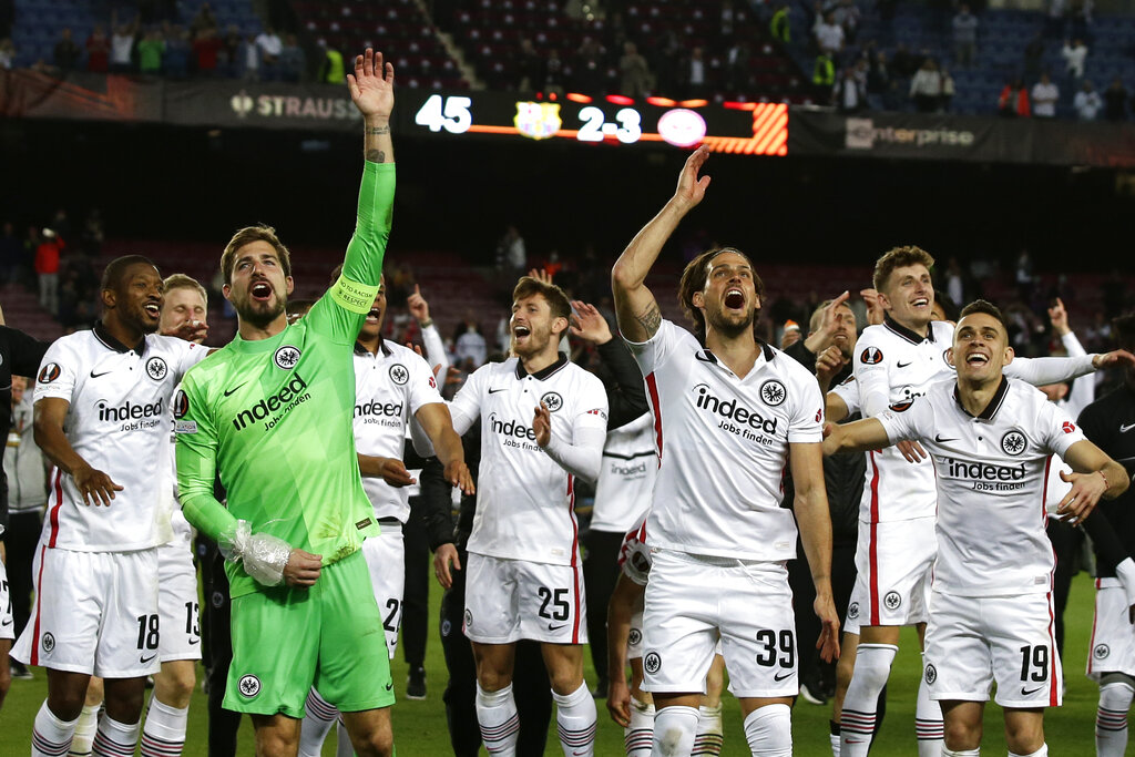 Senangnya Kiper Eintracht Frankfurt Dapat Hadiah dari Model Asal Brasil usai Menyingkirkan Barcelona