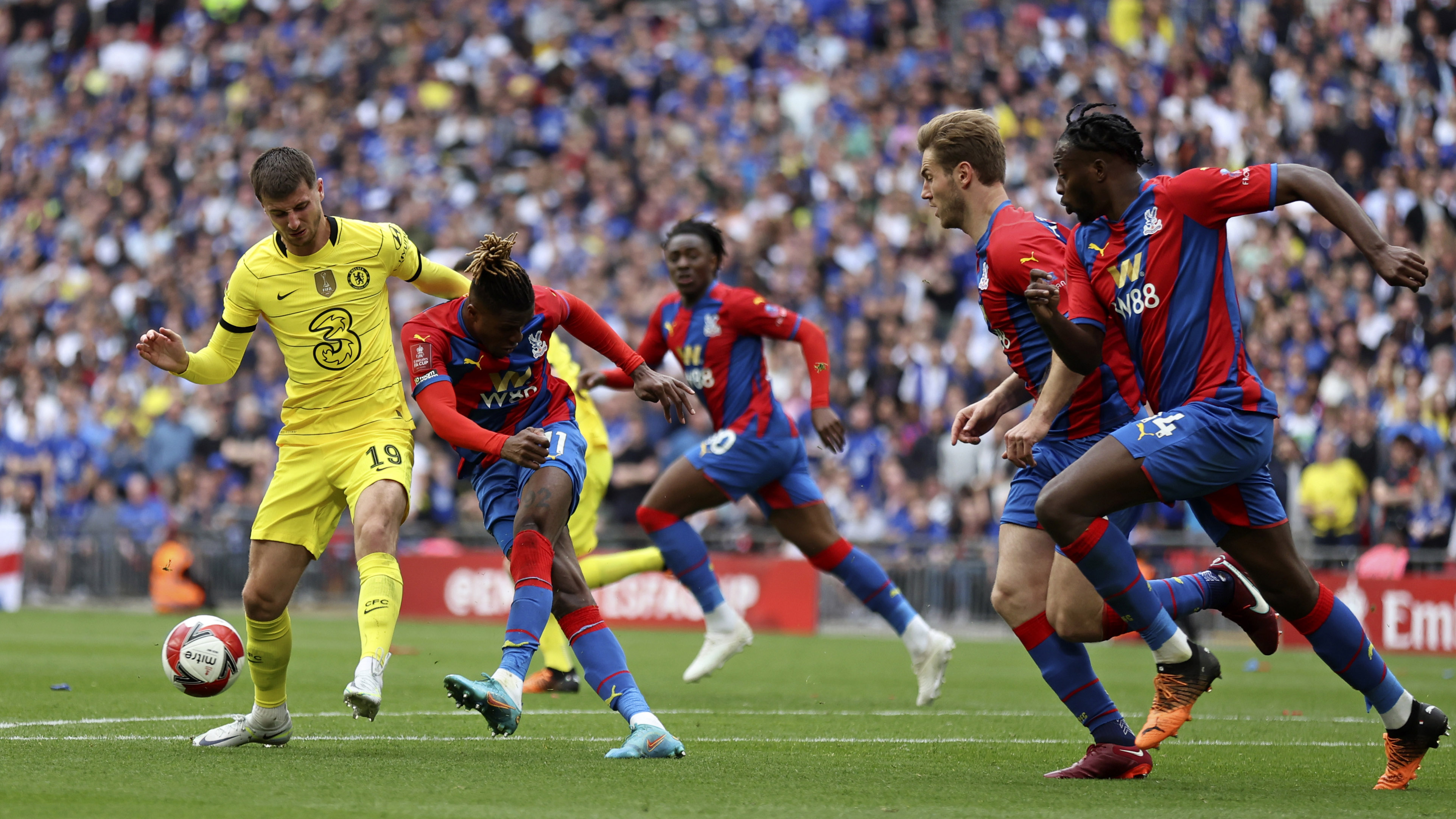 Aksi Hangat Thomas Tuchel, Peluk Pemainnya usai Singkirkan Crystal Palace di Semifinal FA Cup