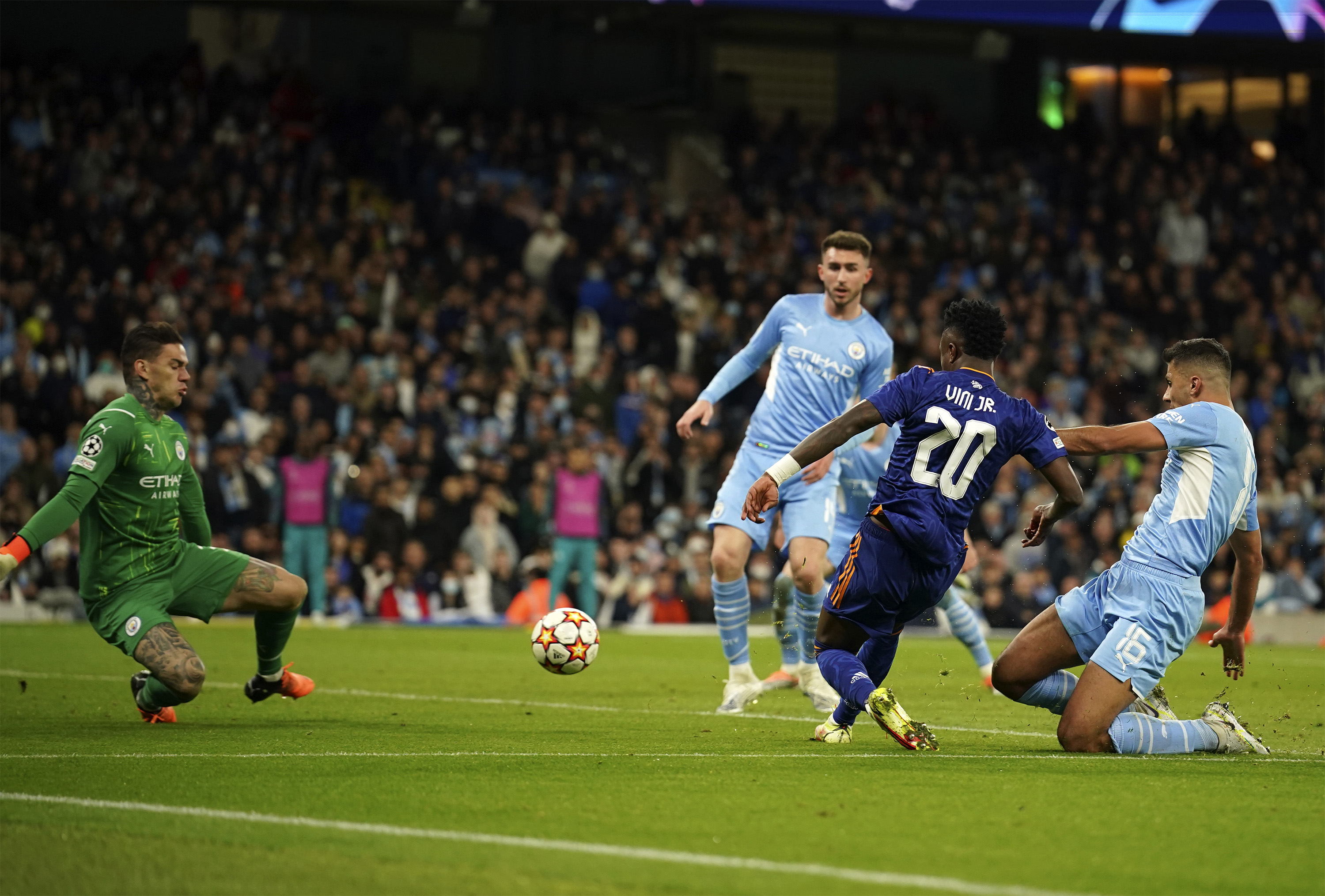 Kalah dari Man City, Aksi Panenka Benzema Menjadikannya Top Skor Sementara Liga Champions